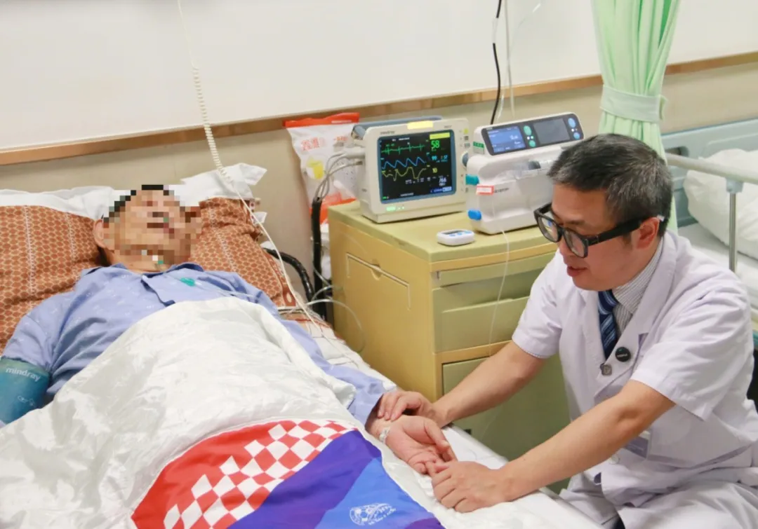 Director Hu Haitao examines an 80-year-old diabetic foot patient before Iloprost infusion