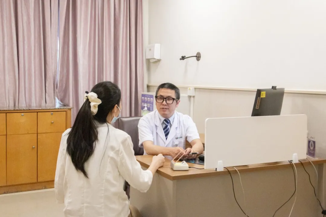 Director Hu Haitao consulting with an international patient coordinator at Foshan Chancheng Hospital