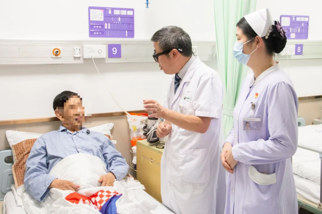Director Hu Haitao and a nurse explain the Iloprost treatment plan to the 80-year-old patient
