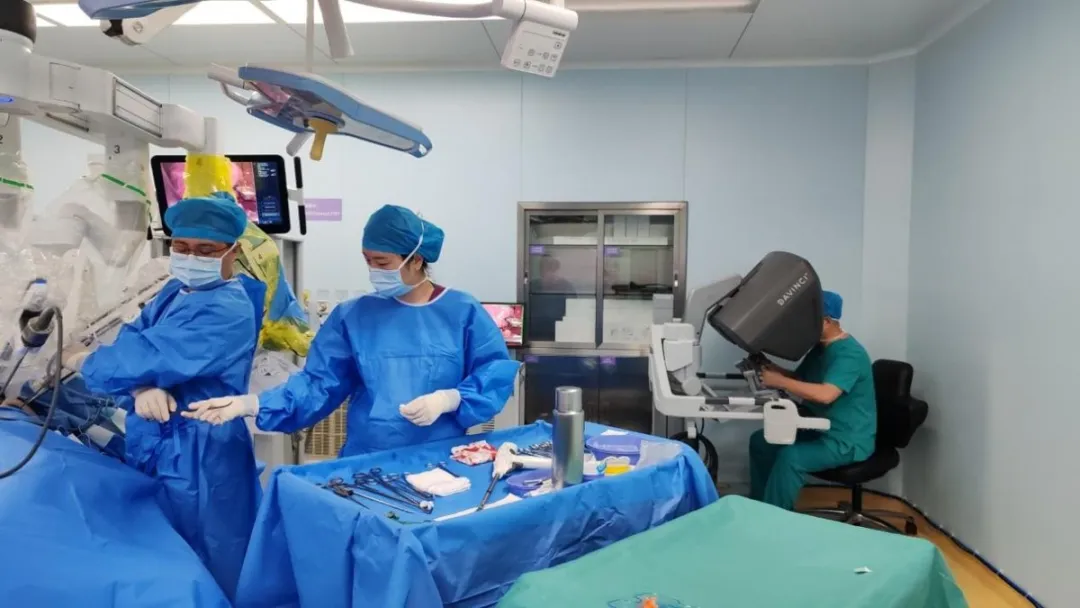Dr. Song Changshan leads the thoracic team on postoperative ward rounds