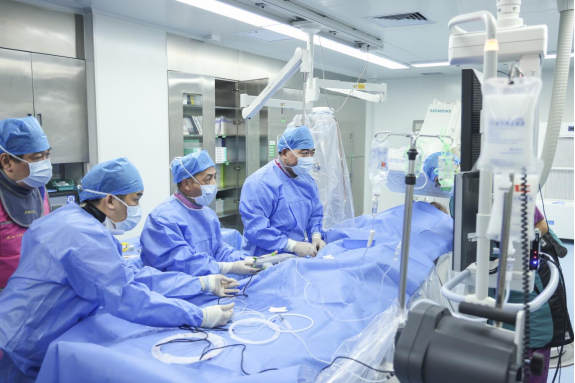 Cardiology team of Foshan Chancheng Hospital performing the orbital atherectomy procedure in the catheterization laboratory